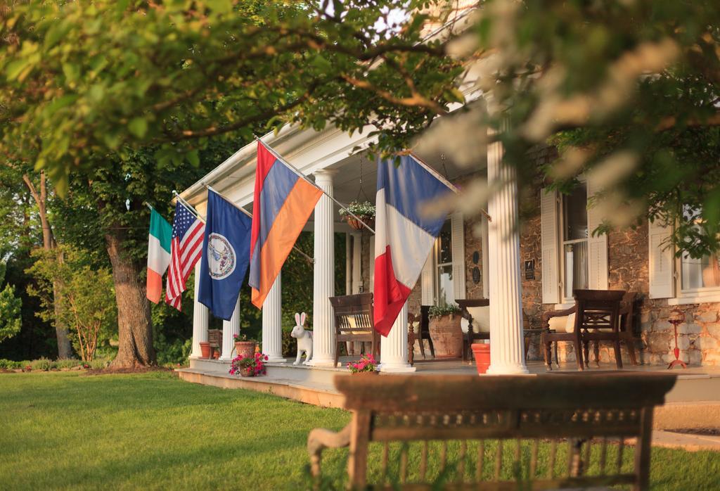 L'Auberge Provencale Inn & Restaurant Boyce Екстериор снимка