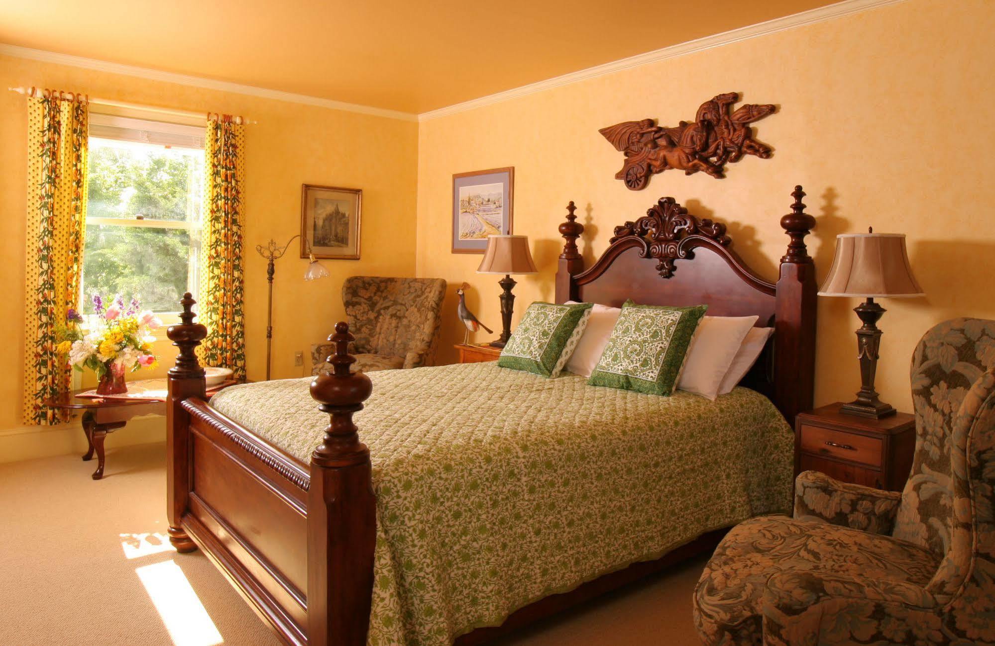 L'Auberge Provencale Inn & Restaurant Boyce Екстериор снимка