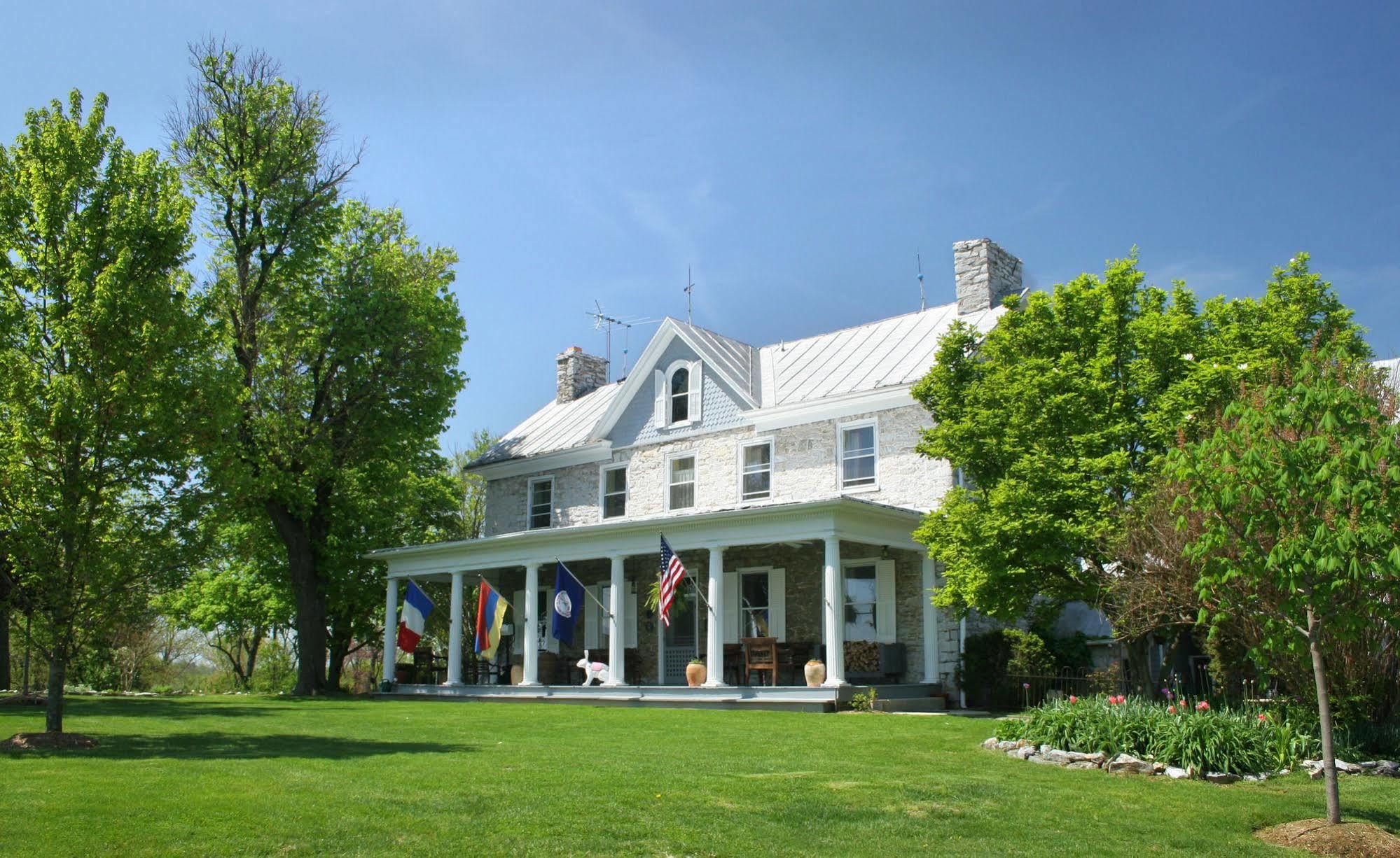 L'Auberge Provencale Inn & Restaurant Boyce Екстериор снимка